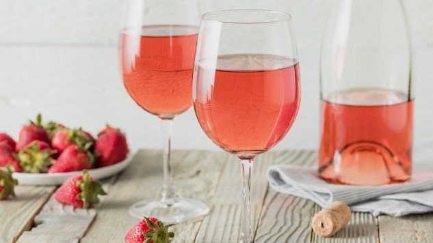 Vang hồng loại vang trắng pha sắc hồng tinh tế, vừa giữ được độ tươi mát của vang trắng, vừa mang chút tannin nhẹ của vang đỏ