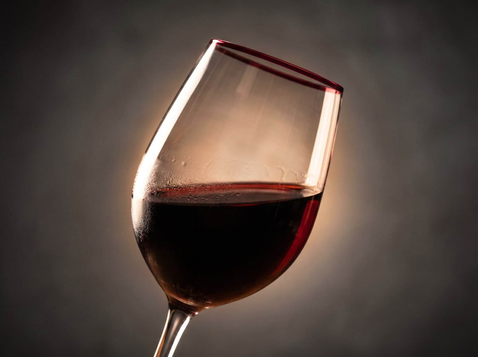 Cabernet Sauvignon tasting note dark ruby wine Bordeaux glass