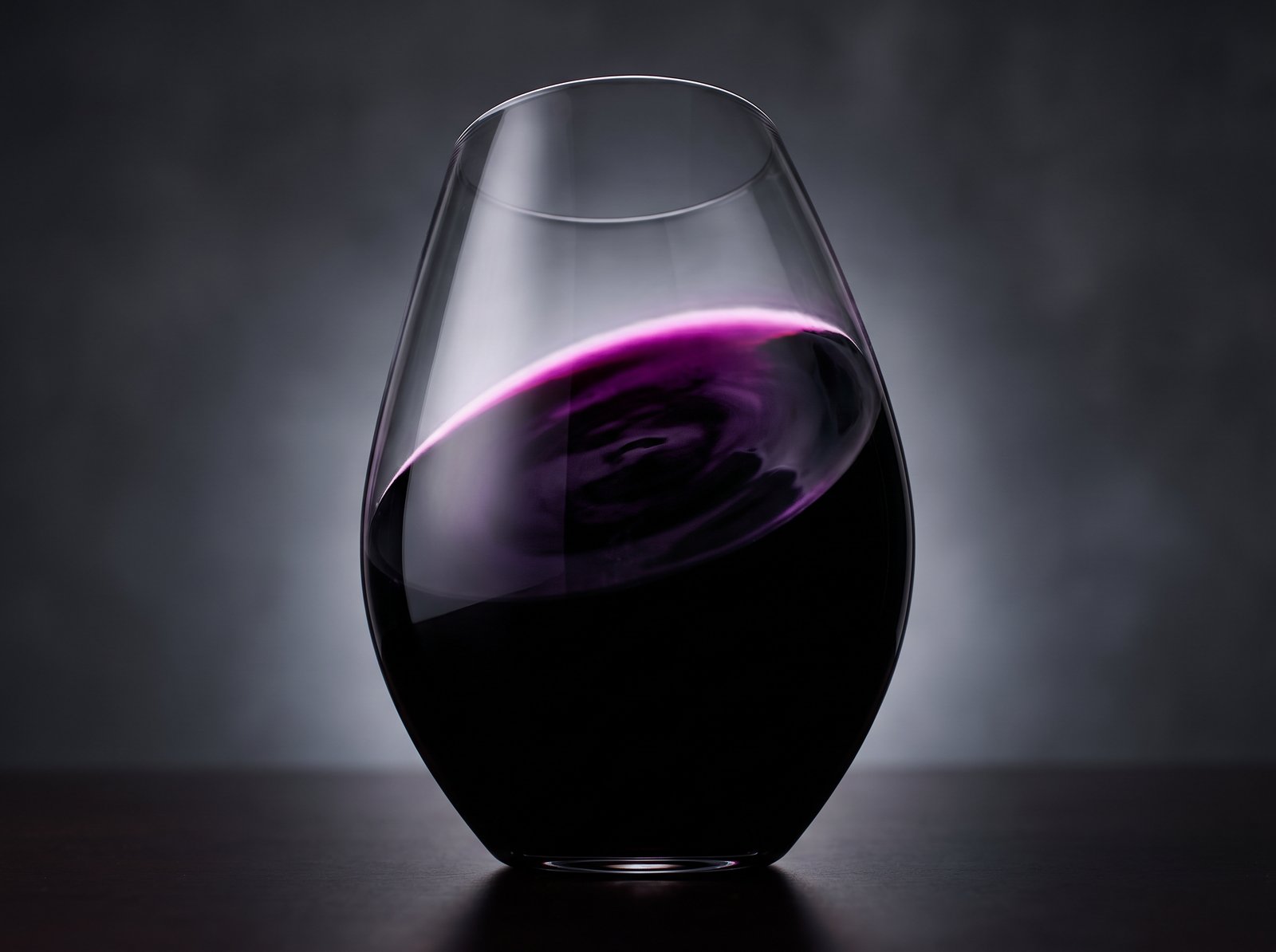 Ly Bordeaux Malbec màu tím đen đặc trưng tasting note