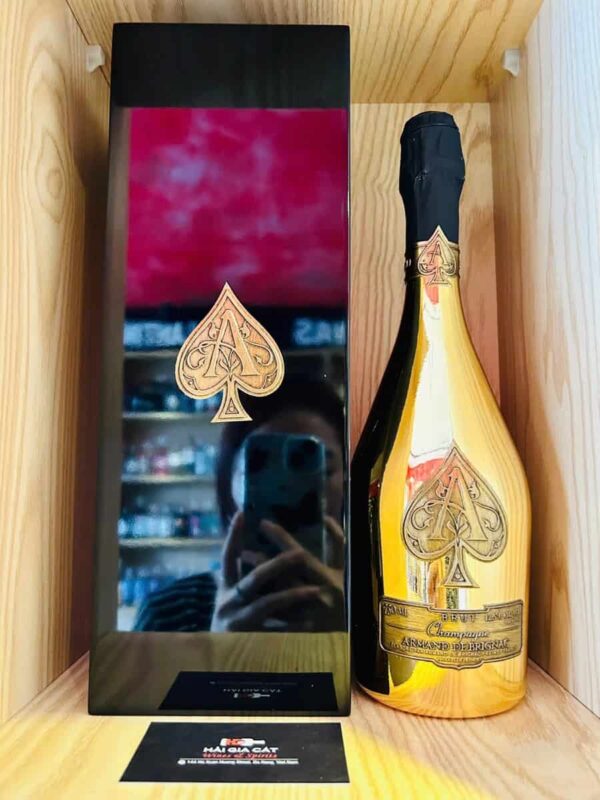 Hộp quà của rượu Champagne Armand de Brignac Gold Brut