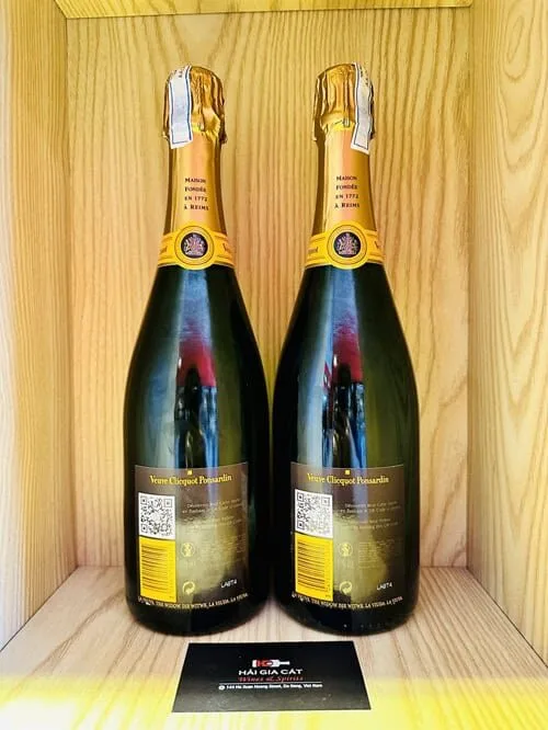 Mặt sau chai rượu Champagne Veuve Clicquot Brut Yellow Label