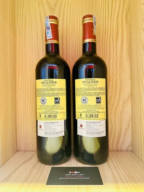 Mặt sau chai rượu vang Chateau Pey La Tour 2020