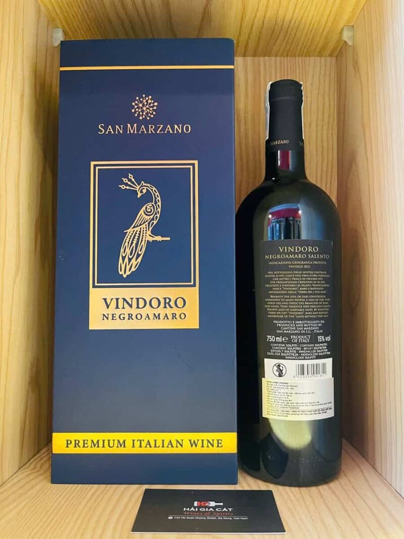 Mặt sau chai rượu vang Con Công Vindoro