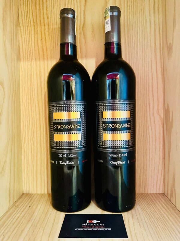 Chai rượu vang Đà Lạt Strong Red Wine