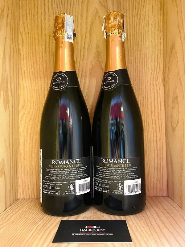 Mặt sau chai romance Spumante Brut – Vang sủi Ý