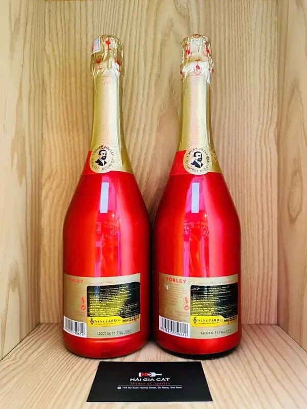 Mặt sau chai rượu vang nổ Hungary Törley Charmant Sweet Red