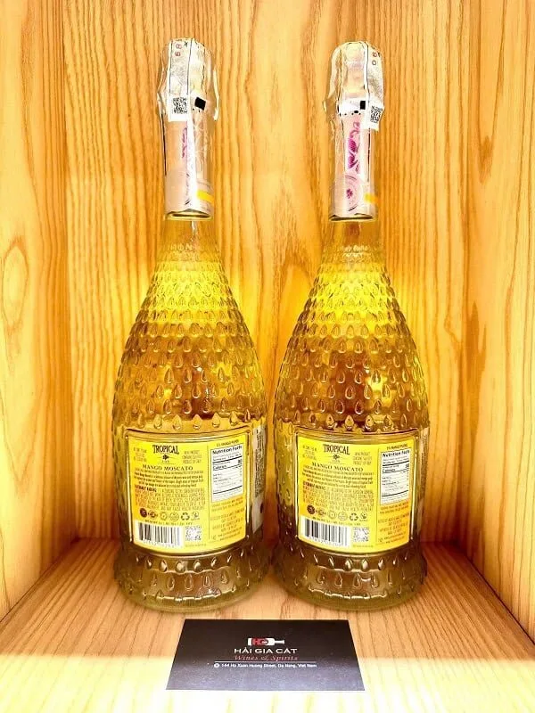 Mặt sau chai rượu vang nổ Tropical Moscato Lux Mango