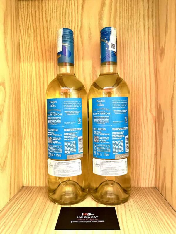 Mặt sau chai rượu vang Casillero del Diablo Devil's Carnaval Phenomenal Sauvignon