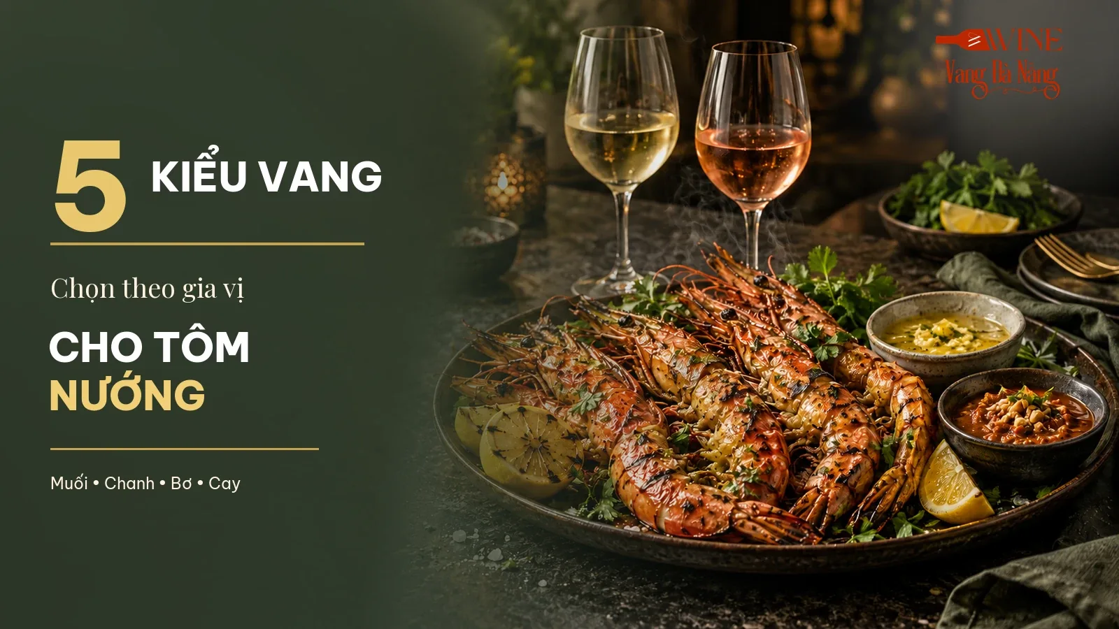 Đĩa tôm nướng với chanh, bơ, sa tế cùng ly vang trắng và vang hồng trên bàn ăn