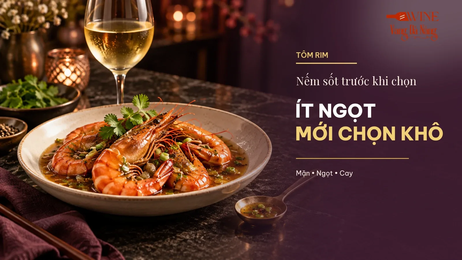 Đĩa tôm rim sốt áo mỏng, muỗng thử nước rim và ly vang trắng trên bàn ăn