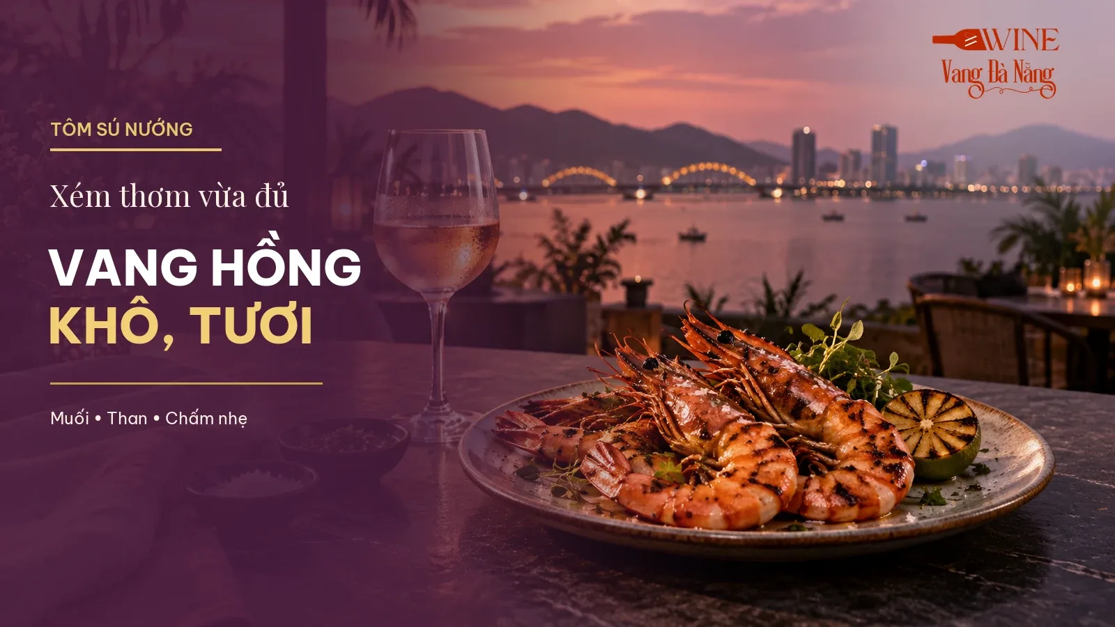 Tôm sú nướng xém thơm cùng ly vang hồng trong không gian ven biển lúc hoàng hôn