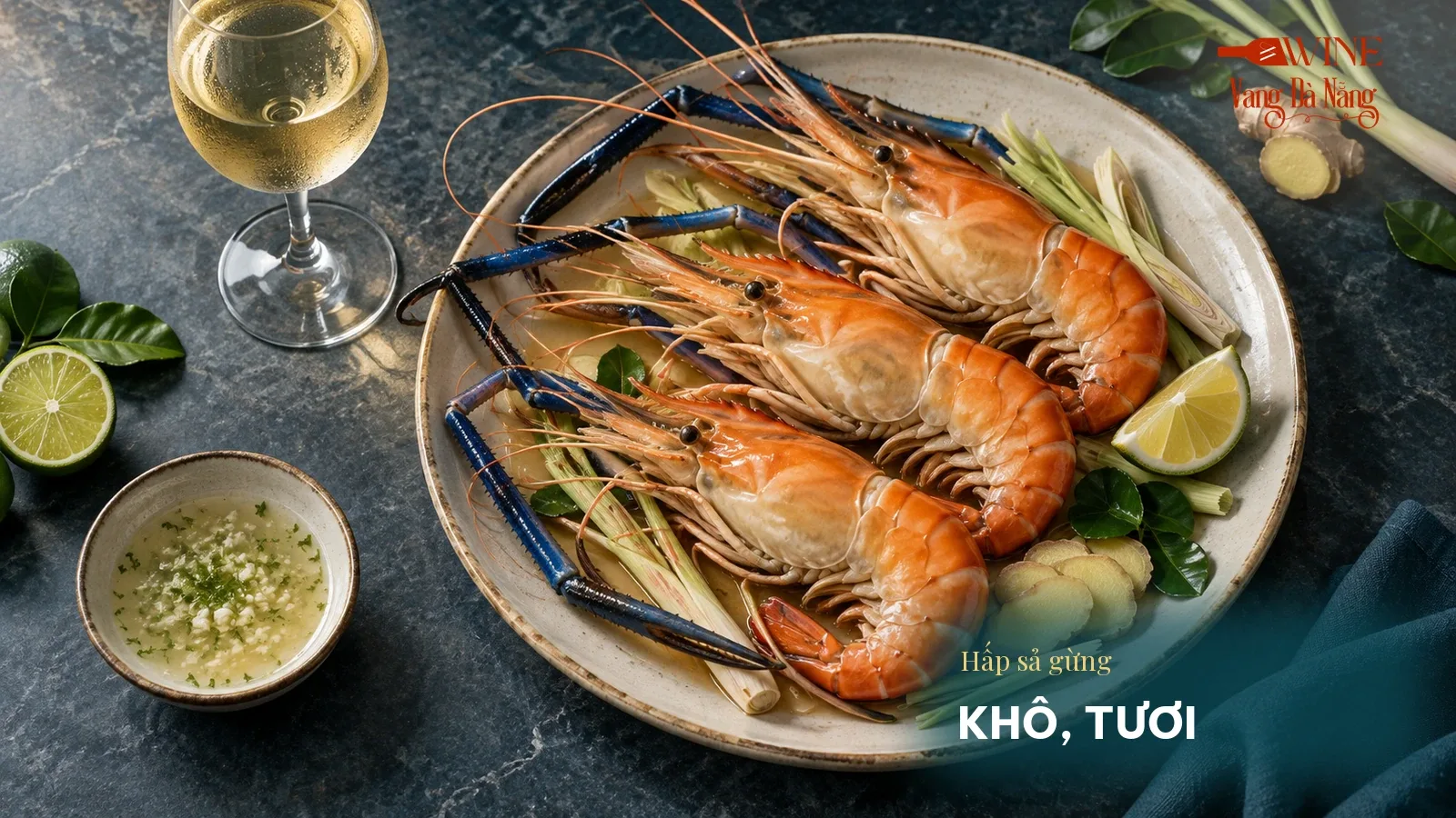 Tôm càng xanh hấp sả gừng với chanh, nước chấm nhẹ và ly vang trắng khô