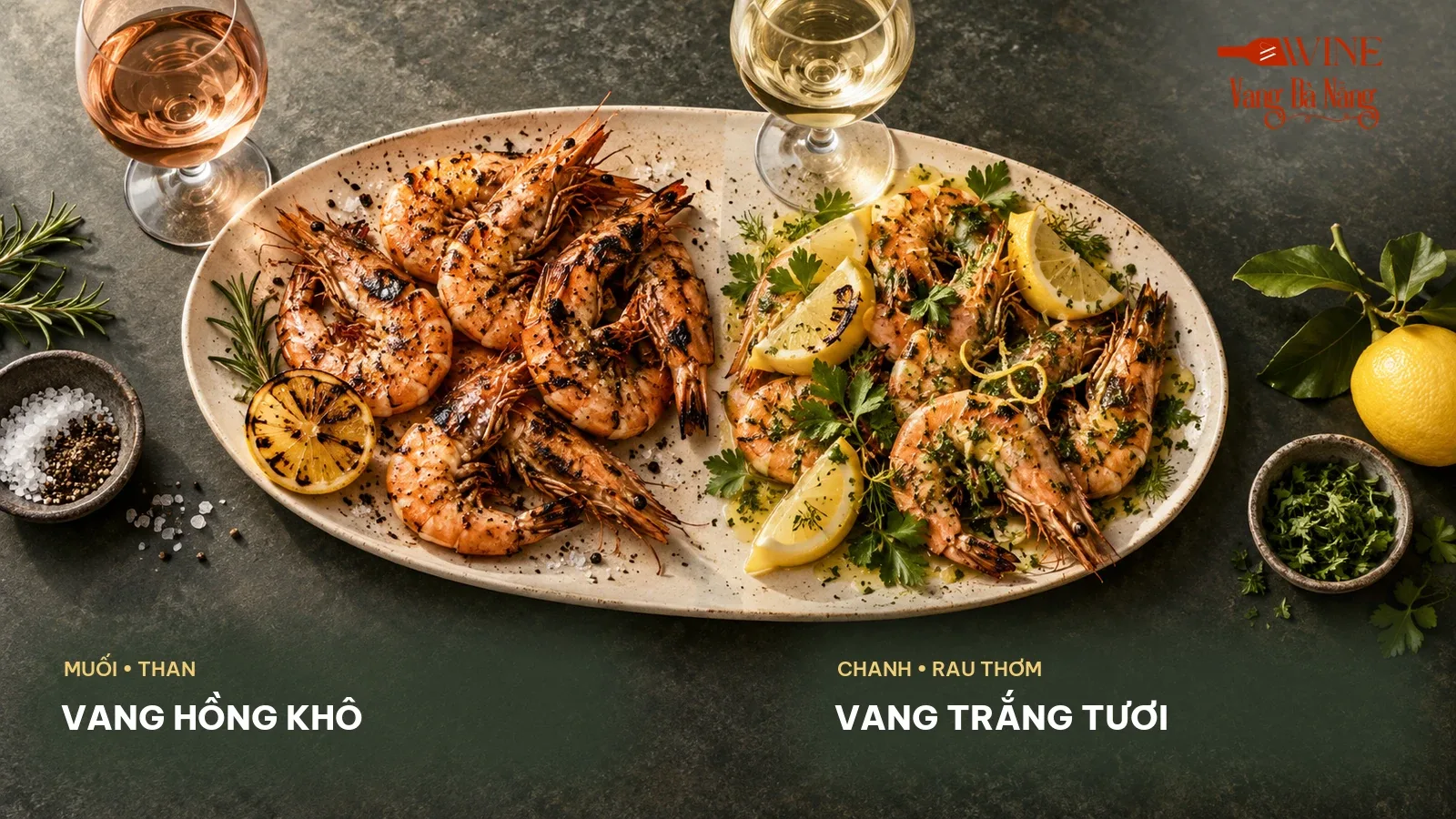 So sánh tôm nướng muối ít sốt với tôm nướng chanh rau thơm cạnh ly vang hồng và vang trắng