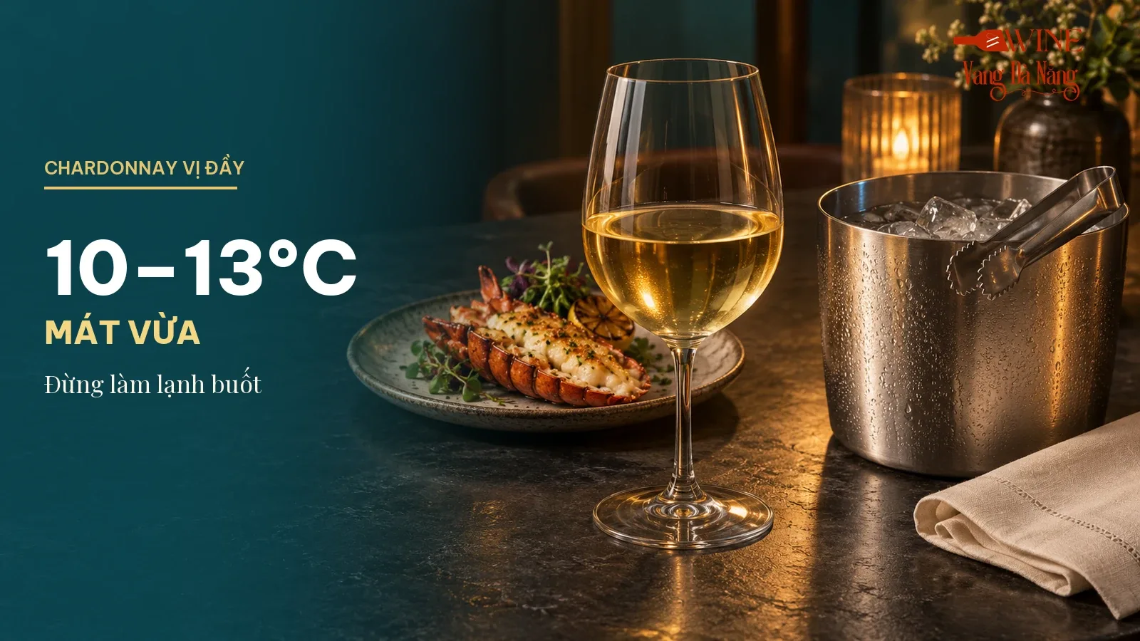Ly Chardonnay cạnh xô nước đá và phần tôm hùm nướng với hướng dẫn phục vụ ở 10 đến 13 độ C