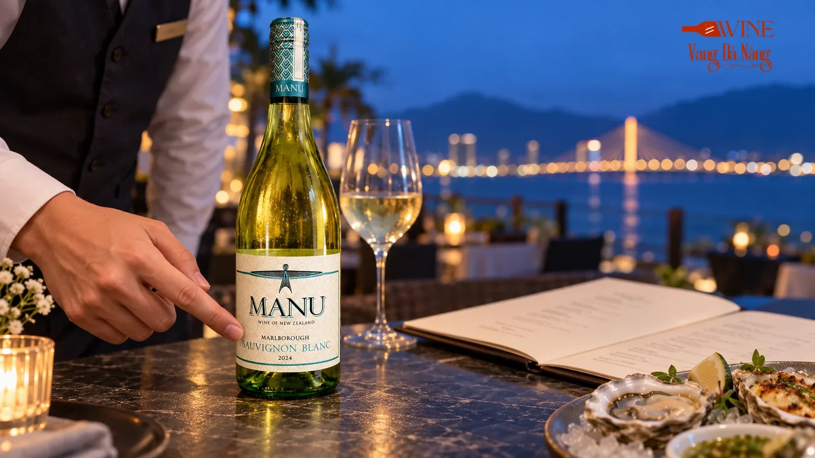Nhân viên nhà hàng chỉ thông tin Marlborough và Sauvignon Blanc trên nhãn chai MANU bên thực đơn và đĩa hàu